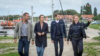 SOKO Wismar – Polizistin Paula Moorkamp (Stella Hinrichs, r.) und ihr neuer Kollege Eddi Jansons (Gustavs Gailus, 2.v.r.) aus Lettland, finden bei einer Revierbegehung in der Nähe von Wismar eine Leiche am Strand. Alle Anzeichen deuten auf ein Tötungsvdelikt hin. Die Kommissare Karoline Joost (Nike Fuhrmann, 2.v.l.) und Lars Pöhlmann (Dominic Boeer, l.) fahren zum Fundort und verschaffen sich einen ersten Überblick.