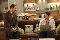 Two and a Half Men – Während Walden (Ashton Kutcher, r.) eine wilde Party mit Jenny und ihren attraktiven Freundinnen feiert, hat Alan (Jon Cryer, l.) weiterhin eine unmoralische Affäre mit Lyndsey ...