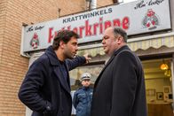 Heldt – Kriminalkommissar Heldt (Kai Schumann, l.) kann kaum glauben, dass sein Vorgesetzter Detlev Grün (Timo Dierkes, r.) noch nie eine Currywurst in Krattwinkels Futterkrippe gegessen hat - die beste Currywurst der Stadt.