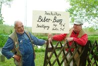 Löwenzahn Classics – Jetzt sind die Vorbereitungen fertig! Peter (Peter Lustig, l.) und Paschulke (Helmut Krauss, r.) laden zur Besichtigung der Biber-Burg ein.