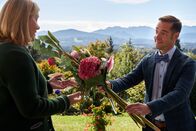 Die Rosenheim-Cops – Kulturdezernent Dr. Frank Baumgartner (Oliver Bürgin, r.) entschuldigt sich bei Marie Hofer (Karin Thaler, l.) dafür, dass er sie ungefragt für die Organisation des städtischen Kulturpreises eingespannt hat.