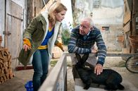 Fuchs und Gans – ARD/HEITER BIS TÖDLICH - FUCHS UND GANS, neue Krimiserie (8 Folgen), Folge 3 "Außer Puste"50 Uhr im Ersten. Urban Fuchs (Peter Bongartz, r.) hat Klausmann auf Diät gesetzt. Emily Gans (Mira Bartuschek, l.) bedauert den Rammler.