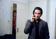 Rote Rosen – ARD ROTE ROSEN FOLGE 1497 Uhr im ERSTEN. Naomi (Barbara Lanz, h.) belauscht ein Telefonat zwischen Lorenzo (Coco Wallraff, v.) und LaRoche.