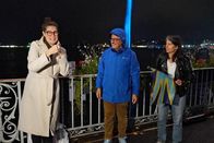 Signes – Signes Genf in Gebärdensprache entdecken Nathalie Palama, Giovanni Palama und Noha El Sadawy (v.l.n.r.) präsentieren gemeinsam den letzten Halt der Führung: den Jet d’Eau, ein Genfer Wahrzeichen. Copyright: SRF/RTS