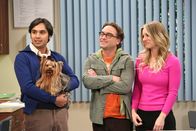 The Big Bang Theory – Leonard (Johnny Galecki, M.) und Penny (Kaley Cuoco, r.) kümmern sich um Rajs (Kunal Nayyar, l.) Hund. Doch sie entpuppen sich als nachlässige Tiersitter ...