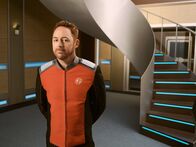Land der Berge: Programm nach Ansage – Lt. Gordon Malloy (Scott Grimes) ist der beste Freund des Captains, doch es fällt ihm nicht gerade leicht, sich Obrigkeiten zu unterwerfen. Sind das die richtigen Voraussetzungen für eine erfolgreiche Mission?