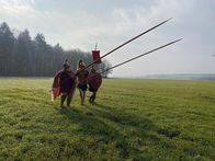 Mythos - Die größten Rätsel der Geschichte – Archäologische Funde dienen als Vorbild für die Kostüme und Waffen der Living-History-Gruppe "Hetairoi".