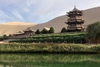 Abenteuer Seidenstraße – Der Mondsichelsee mit seiner historischen Pagode nicht weit von der Oase Dunhuang, einem traditionellen Knotenpunkt an der Seidenstraße, entfernt.