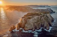 Australien - Im Sog des Ostaustralstroms – Sonnenuntergang über einem Küstenabschnitt in Tasmanien