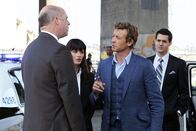 The Mentalist – Teresa Lisbon (Robin Tunney, 2.v.l.) und Patrick Jane (Simon Baker, 2.v.r.) untersuchen einen Tatort, bei dem Peter Russo, der Chauffeur des Spitzenlobbyisten Harvey Dublin, erschossen neben seinem Wagen aufgefunden wurde ...