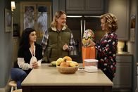 Last Man Standing – v.l.n.r.) Mandy (Molly Ephraim); Kyle (Christoph Sanders); Vanessa (Nancy Travis)