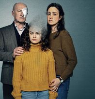 Unseen – Laurence Decondé (Myriem Akheddiou, r.) und ihr Vater Victor Decondé (Luc van Grunderbeeck) sorgen sich um Lily (Elisa Echevarria).