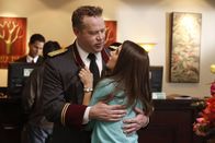Community – Auf einer Convention gibt sich Annie (Alison Brie, r.) als Ehefrau von Jeff aus. Mit Folgen ...