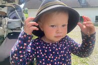 Ich, Bauer – Irma hat den Bauerhut von ihrem Papa Franz Rodlauer auf; Irma hat den Bauerhut von ihrem Papa Franz Rodlauer auf-