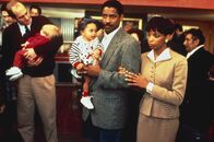 Philadelphia – Joe Miller (Denzel Washington, M.) und seine Frau Lisa (Lisa Summerour) führen ein ganz normales Familienleben.