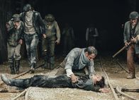 Gotthard – Ein schwarzer Tag auf der Baustelle: Giuseppe (Walter Leonardi, Mi.) trauert um Leo (Silvia Busuioc, liegend)