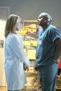 Scrubs - Die Anfänger – Ein kleines Pläuschchen: Turk (Donald Faison, r.) und Julie (Heather Locklear, l.) ...