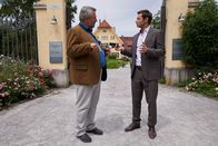 Die Rosenheim-Cops – Die Kommissare Stadler (Dieter Fischer, l.) und Hansen (Igor Jeftic r.) sprechen über ihre Erkenntnisse aus den Zeugenbefragungen.