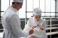Charité – Dr. Artur Waldhausen (Artjom Gilz, l.) und seine Frau Anni (Mala Emde, r.) halten die Erkrankung ihrer Tochter Karin geheim.