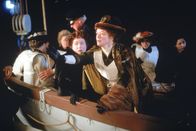 Titanic – Während des Sinkens der Titanic versucht Ruth DeWitt Bukater (Frances Fisher, vor) ihre Tochter Rose dazu zu bewegen, ebenfalls in das Rettungsboot zu steigen. Wird Rose ihre gerade erst gefundene Liebe, Jack, zurücklassen und zu ihrer Mutter ins Boot steigen?