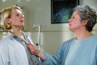 Hinter Gittern - Der Frauenknast – Anna (Bettina Kramer, li.) ist es gelungen, Uschi (Barbara Freier) die Schuld an dem Mord an Dahnke in die Schuhe zu schieben. Uschi bedroht Anna mit einer Schere und will, dass sie ein Geständnis schreibt...