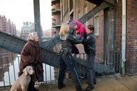 Notruf Hafenkante – Melanie (Sanna Englund, 2.v.l.) und Mattes (Matthias Schloo, r.) haben die unter Drogen stehende Ellen Christensen (Mira Bartuschek, 2.v.r.) vor dem Absturz von der Brücke gerettet. Margarethe van Noten (Kerstin de Ahna, l.) ist Zeugin dieser Aktion.