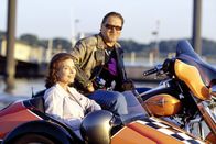 Problemzone Mann – Manni (Michael Brandner, r.) kann die zurückhaltende Linda (Gudrun Landgrebe, l.) zu einem Motorradausflug überreden ...