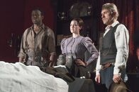 Dead for a Dollar – Rachels (Rachel Brosnahan, M.) Flucht kostet viele Opfer, was Max (Christoph Waltz, r.) und seinen Begleiter Sergeant Poe (Warren Burke, l.) nachdenklich macht.