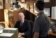 Young Sheldon – Dr. Linkletter (Ed Begley jr., l.); Sheldon Cooper (Iain Armitage, r.)