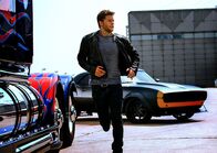 Transformers: Ära des Untergangs – Als der Vater von Shanes (Jack Reynor) Freundin den Alien-Führer und Transformer Optimus Prime in seiner Scheune findet, beginnt für alle vier ein Wettlauf gegen die Zeit. Denn obwohl Prime den friedliebenden Autobots angehört, will die CIA ihn und seine Anhänger beseitigen ...
