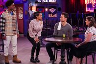 Call Me Kat – (v.l.n.r.) Carter (Julian Gant); Randi (Kyla Pratt); Max (Cheyenne Jackson); Kat (Mayim Bialik)