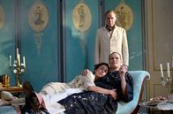 Sisi & ich – Kaiserin Sisi (Susanne Wolff, vo. li.) und Graf Berzeviczy (Stefan Kurt, vo. re.) werden von Sisis homosexuellen Schwager Erzherzog Viktor (Georg Friedrich, hi.) besucht.