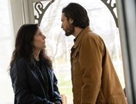 Das Institut – In Wendys Haus stellt Tim (Ben Barnes, r.) die Institutschefin Ms. Sigsby (Mary-Louise Parker, l.) zur Rede.
