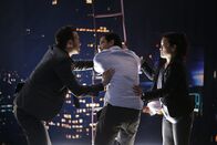 Scorpion – Als bei der Eröffnung des intelligenten Hauses, an dessen Technologieentwicklung das Scorpion Team beteiligt ist, alles schief läuft, müssen Toby (Eddie Kaye Thomas, l.), Walter (Elyes Gabel, M.) und Happy (Jadyn Wong, r.) zu drastischen Mitteln greifen ...
