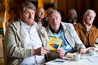 Großstadtrevier – Wiedersehen mit einem alten Bekannten: Bernd Voss (Wilfried Dziallas, M.). Der ehemalige Revierleiter und Hannes Krabbe (Marc Zwinz, l.) nehmen an einer Kaffefahrt teil, um den betrügerischen Verkauf von Pseudo-Medizin zu stoppen.