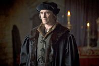 Wolf Hall – Thomas Cromwell (Mark Rylance) beobachtet, wie König Henry VIII. der jungen Jane Seymour Avancen macht.