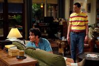 Two and a Half Men – Nachdem Charlie (Charlie Sheen, l.) vorübergehend inhaftiert war, eröffnet ihm Alan (Jon Cryer, r.), dass Chelsea ihn zu ihrer Geburtstagsparty eingeladen hat. Zerknirscht willigt Charlie ein, dass Alan auf die Feier geht ...
