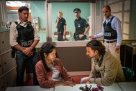 Notruf Hafenkante – Tim Schneider (Stephan Luca, 2.v.r.) versucht von Mina (Pegah Ferydoni, 2.v.l.) den Namen ihres Freundes zu erfahren, um weitere Aktionen der Aktivisten verhindern zu können. Doch sie schweigt. (3.v.l.: Sanna Englund, 3.v.r.: Matthias Schloo, Rest: Komparsen)