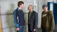 SOKO Wismar – Ulf Marwick (Torben Krämer, l.) ist Lehrer mit Leib und Seele. Um seine Schützlinge vom falschen Weg abzubringen, scheut er auch die Konfrontation mit den Eltern nicht. Er will Kevin Bahnsen (Willi Gerk, r.) eine letzte Chance geben, nachdem dieser in der Schule randaliert hat. Doch dessen Vater Hajo Bahnsen (Thomas Wüpper, M. ) reagiert wütend, behauptet, sein Sohn wäre unschuldig. Er wird handgreiflich.