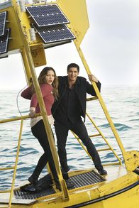 Scorpion – Eigentlich wollte Team Scorpion einen verschollenen Schatz borgen, doch dann sorgt eine Explosion dafür, dass Paige (Katharine McPhee, l.) und Walter (Elyes Gabel, r.) plötzlich alleine im Pazifischen Ozean treiben - der perfekte Zeitpunkt für ein Gespräch oder?