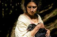 Die sieben Raben – Bohdanka (Martha Issová) kümmert sich um einen verwundeten Raben.