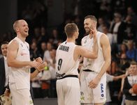 Basketball: BBL – Jubel bei den Towers: (l-r) Seth Hinrichs, Ziga Samar, Jonas Wohlfarth-Bottermann; Basketball Herren BBL am Sa. 22.10.2022 Hamburg Towers - Bayern München