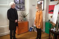 Rote Rosen – Amelie (Lara-Isabelle Rentinck, r.) erpresst ihren Vater (Mathieu Carrierè, l.), einen echten „Fährmann“ für sie zu malen.