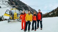 Die Bergretter – Die Bergretter Markus (Sebastian Ströbel, 2.v.l.), Katharina (Luise Bähr), Tobi (Markus Brandl, r.) und Michi (Robert Lohr, l.).