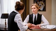 Sturm der Liebe – Katja (Isabell Stern, r.) ist überfordert, als Maxi (Katharina Scheuba, l.) nachbohrt, warum sie Bichlheim verlassen will.; ARD STURM DER LIEBE FOLGE 4302 Uhr im ERSTEN. Katja (Isabell Stern, r.) ist überfordert, als Maxi (Katharina Scheuba, l.) nachbohrt, warum sie Bichlheim verlassen will.