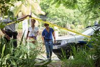 Deadly Tropics – Die Kommissarinnen Mélissa Sainte-Rose (Sonia Rolland, l.) und Gaëlle Crivelli (Béatrice de la Boulaye, r.) haben einen neuen Mordfall zu lösen. Es geht dabei um den Mord an einer reichen Geschäftsfrau und Mutter.