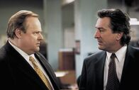 City by the Sea – Detective Vincent (Robert De Niro, r.) und sein Partner Reg (George Dzundza, l.) machen sich auf die Suche nach Joey. Als Reg auf einem alten Fabrikgelände Joeys Versteck entdeckt, gerät er in einen Schusswechsel - mit tödlichen Folgen ...