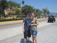 Verrückt nach Meer – Passagiere Lisa und Sebastian vorm Hafen von Acapulco, Mexiko, auf der Straße.