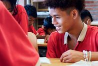 mitenand – Der 16-Jährige Bunlai wuchs zusammen mit seiner Mutter und seinen fünf Geschwistern auf einer Müllhalde auf. Heute kann er bei der Schweizer Hilfsorganisation Smiling Gecko nicht nur zur Schule gehen, sondern wird auch musikalisch gefördert.