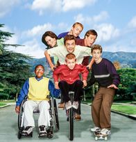 Malcolm mittendrin – (3. Staffel) - Der ganz normale Wahnsinn im Alltag einer amerikanischen Familie: (v. oben n. unten) Francis (Christopher Masterson), Lois (Jane Kaczmarek), Hal (Bryan Cranston), Malcolm (Frankie Muniz), Reese (Justin Berfield), Dewey (Erik Per Sullivan) und Freund Stevie (Craig Lamar Traylor).